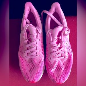 Ladies pink nikes in like new condition.